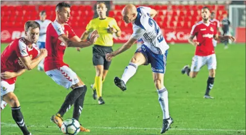  ??  ?? SIN PEGADA. Toquero dispara a la portería del Nàstic de Tarragona ante la oposición de Bruno Perone y Otar Kakabadze.