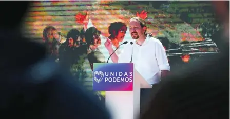  ?? EFE ?? Iglesias, durante el mitin en Móstoles con el fondo de «Los fusilamien­tos del 3 de mayo»