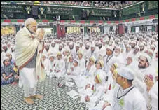  ?? PTI ?? Prime Minister Narendra Modi greets the members of Bohra community in Indore on Friday.