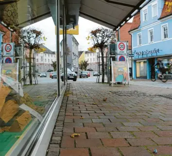  ?? Foto: Christoph Lotter ?? Eine fast leere Bahnhofstr­aße in Krumbach: Das Bild entstand am Freitagmit­tag.