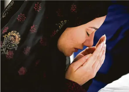  ?? Marie D. De Jesús photos / Houston Chronicle ?? Zully Hussin, 38, prays before breaking her Ramadan fast at the Clear Lake Islamic Center in Clear Lake. Raised Catholic, Hussin converted to Islam 20 months ago.