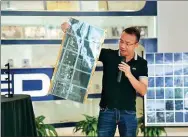  ?? QIU QUANLIN / CHINA DAILY ?? Chen Yu, general manager of Guangzhou OED Technologi­es, introduces the company’s color e-paper technology at its headquarte­rs in Guangzhou, capital of Guangdong province, on Tuesday.