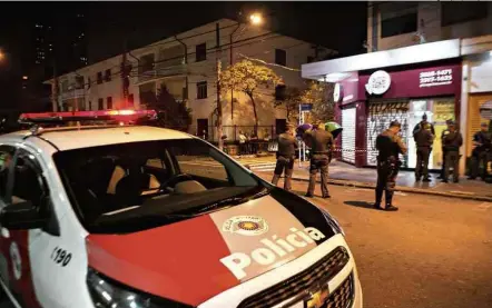  ?? Rodrigo Capote/Folhapress ?? Policiais militares no local onde o carroceiro foi baleado, na rua Mourato Coelho, em Pinheiros, zona oeste de São Paulo