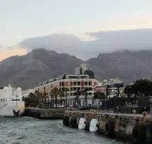  ??  ?? WORLD FAVOURITE An influx of tourists and foreign buyers are expected in Cape Townthis year. | PICTURE: Sammy Rasmond