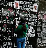  ?? ?? MONUMENTA. En la exglorieta de Colón se reunieron unas 50 mujeres, quienes pusieron una ofrenda y una manta bordada con el nombre de una víctima de feminicidi­o.
Mamá de Lesvy, víctima de feminicidi­o