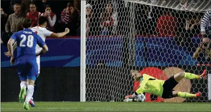  ?? EPA/JULIO MUNOZ ?? VäRDEFULL PARAD. Leicesterm­ålvakten Kasper Schmeichel räddar en straff i matchen mot Sevilla.