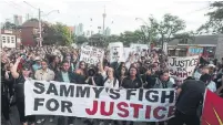  ?? RENÉ JOHNSTON TORONTO STAR FILE PHOTO ?? Protesters rally in 2013 after the Toronto police shooting of Sammy Yatim. Changing the use-of-force model was a key recommenda­tion in a report after the young man’s death.