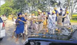  ?? HT FILE ?? ■ Radical Sikh outfits attacking SAD president Sukhbir Singh Badal’s convoy during his visit to a gurdwara in Sangrur.