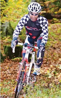 ?? Fotos: Christian Ohantel ?? Der Prittrichi­nger Christian Ohantel nutzt die App Strava, um in der Region Routen in besonderen Formen mit seinem Cross‰Bike aufzuzeich­nen.
