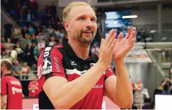  ?? Foto: imago ?? Mit der SG BBM Bietigheim ist Hartmut Mayerhoffe­r in die Bundesliga aufgestieg­en, dennoch verlässt er den Verein. Zu welchem Klub der 48 jährige Augsburger wechselt, will er demnächst bekannt geben.