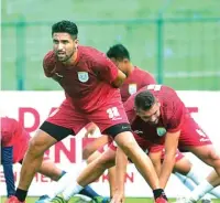  ?? M FIRMAN/MALANG POST ?? BELUM MEMUASKAN: Gaston Castano melakukan pemanasan bersama tim Persela di Stadion Gajayana, Kota Malang (19/1).