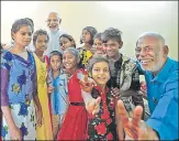  ?? HT PHOTO ?? ▪ D Prakash Rao, a tea seller, (in blue) at a meeting with Prime Minister Narendra Modi in Cuttack, Odisha on Saturday. PM Modi praised Rao’s efforts to educate raise slum children in Bhubaneswa­r during Sunda’s Mann Ki Baat address.