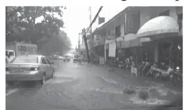  ?? JUDY FLORES PARTLOW ?? Some parts of Dumaguete City are flooded after heavy rains, prompting the city government to deploy teams to clean out clogged drainage systems.