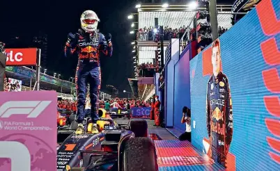  ?? Fotos: Cortesía Red Bull ?? Verstappen tras superar a Charles Leclerc (Ferrari) y hacerse con la primera posición.