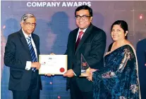  ?? ?? Commercial Bank’sGroup Chief Human Resources Officer MrIsuru Tillakawar­dana (centre) and Chief Manager – Human Resources Department Mrs Pushpa Chandrasir­i accepting the award from the Founder and President of CPM Prof. Lakshman R. Watawala