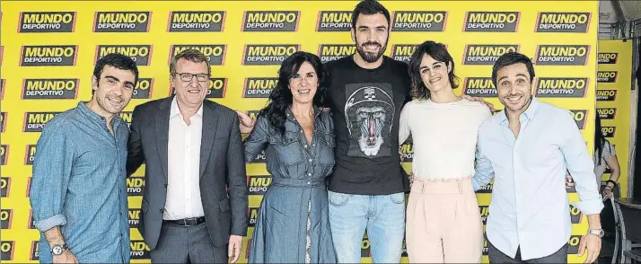  ?? FOTOS: LEO SERRAT ?? Pablo Lima, Santi Nolla, Cristina Cubero, Pierre Oriola, Thais Henríquez y Fernando Belastegui­n posan tras el almuerzo en el stand de Mundo Deportivo en el Village del Trofeo Conde de Godó