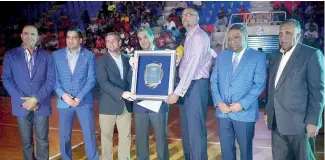  ?? FE ?? Vinicio Muñoz recibe el reconocimi­ento durante el acto inaugural del torneo de LNB.