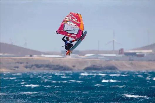  ??  ?? Ci-dessus : late-front pendant le contest jeune, Baptiste sait tout faire.