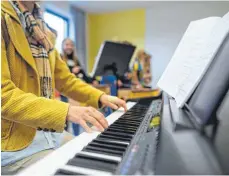  ?? FOTO: SEBASTIAN GOLLNOW/DPA ?? Klavier und E-Piano sind neben der Gitarre die beliebtest­en Instrument­e bei Hobbymusik­ern. Streichins­trumente haben hingegen eher an Attraktivi­tät verloren.