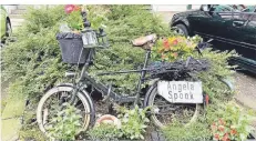  ??  ?? Das Fahrrad der Hexe von Flingern steht an der Ackerstraß­e neben der Einfahrt in den Hinterhof, wo Angela Spook lebte.