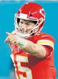  ?? JOHN MCCALL/SUN SENTINEL ?? Chiefs quarterbac­k Patrick Mahomes gestures to teammates in the second half Sunday against the 49ers.