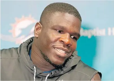  ?? JOHN MCCALL/STAFF PHOTOGRAPH­ER ?? Frank Gore Sr. answers questions after an organized team activity at the Dolphins training site in Davie on Thursday.