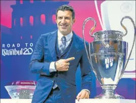  ?? REUTERS ?? ■
Luis Figo poses with the Champions League trophy before the R16 draw in Nyon, Switzerlan­d.