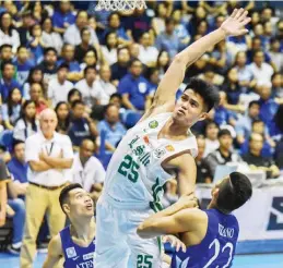  ?? KEVIN TRISTAN ESPIRITU ?? DINUMOG ng basketball fans ang Araneta Coliseum para muling saksihan ang maaksiyong duwelo sa pagitan ng magkaribal na Ateneo at De La Salle basketball team sa UAAP Season 81 championsh­ip.