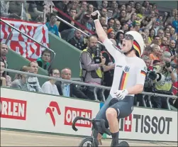  ?? FOTO: AP ?? Theo Reinhardt celebra el triunfo del dúo alemán en el Madison