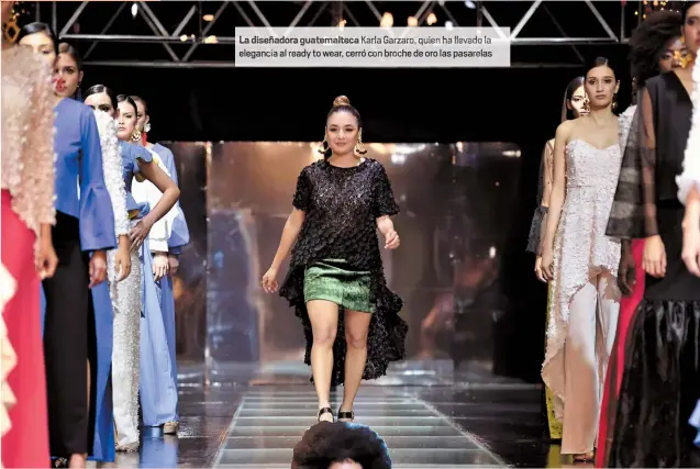  ??  ?? La diseñadora guatemalte­ca Karla Garzaro, quien ha llevado la elegancia al ready to wear, cerró con broche de oro las pasarelas