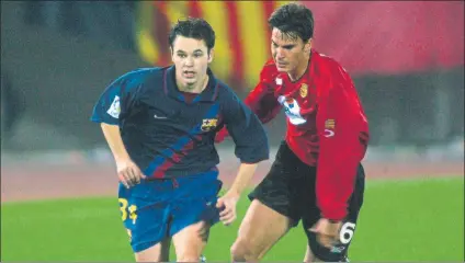  ?? FOTO: PEP MORATA ?? Andrés Iniesta, el día que debutó con el Barça en Liga a las órdenes de Louis Van Gaal en el estadio mallorquín de Son Moix