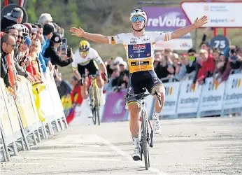  ?? ?? Evenepoel teve a sua desforra e abriu os braços com Roglic a dois segundos