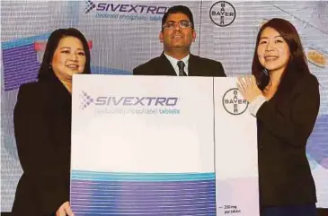  ??  ?? CHOW (kiri) bersama Manoj dan Pengurus Produk Sivextro Bayer Co (M) Sdn Bhd, Michelle Kan (kanan) ketika pelancaran Sivextro baru-baru ini.