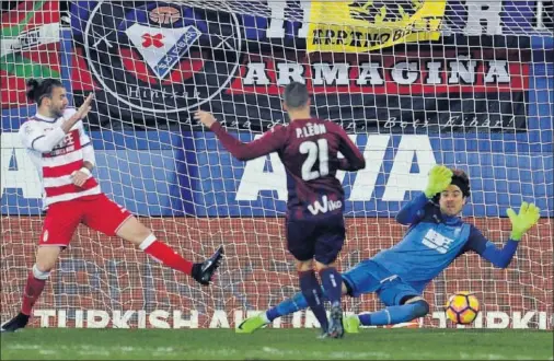  ??  ?? EL ÚLTIMO. Pedro León marca raso a Ochoa, que pasó un calvario durante toda la noche eibarresa.