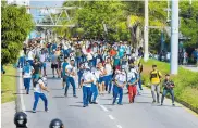  ??  ?? Encapuchad­os se enfrentaro­n al escuadrón con piedras y botellas en el corredor universita­rio.