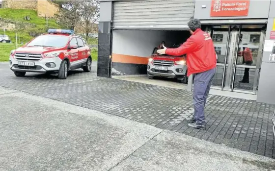  ??  ?? Un coche de la Policía Foral abandona ayer los juzgados de Estella-lizarra.