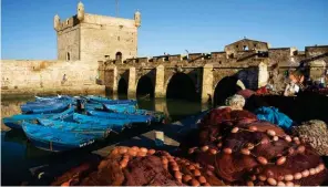  ??  ?? IN MAROCCO Il porto di Essaouira, dove la scrittrice-editore è stata più volte.