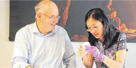  ?? FOTO: THERESA SCHIFFL ?? Nicholas Conard und Keiko Kitagawa von der Universitä­t Tübingen nahmen die Knochen ganz genau unter die Lupe.