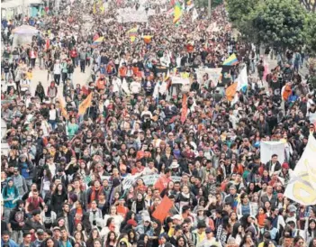  ??  ?? ► Cientos de estudiante­s colombiano­s participan en una protesta Bogotá.
