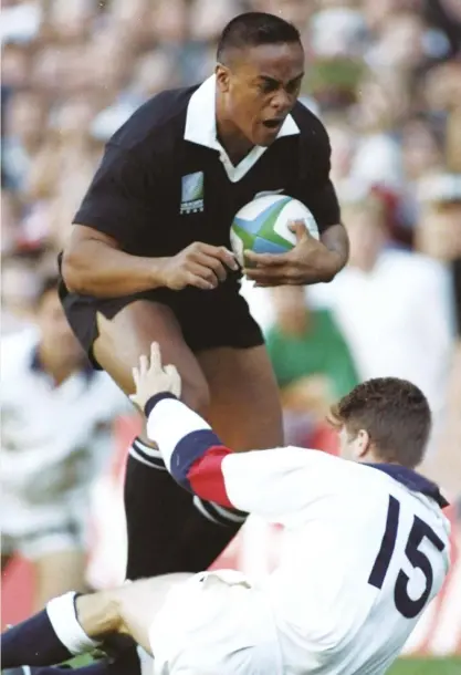  ??  ?? Change of tactics: Jonah Lomu didn’t run round players, he ran through them