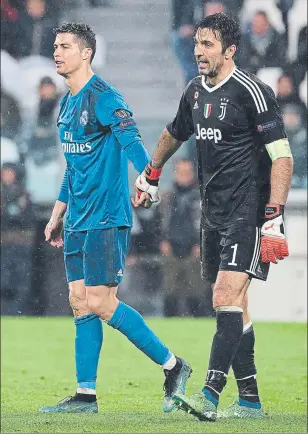  ?? FOTO: J.A.SIRVENT ?? Cristiano Ronaldo y Buffon se dieron la mano pese a la noche negra para la Juventus