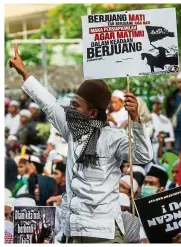  ?? — AFP ?? Rabble rousing: Supporters of Subianto gathering for a protest in Surabaya.