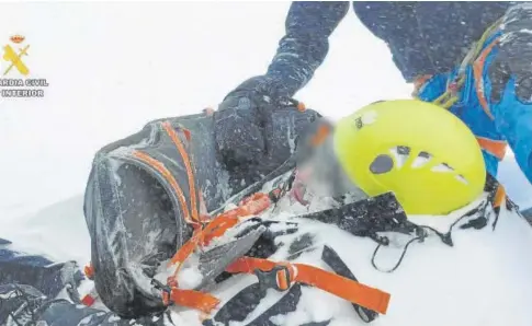  ?? // EFE ?? La Guardia Civil rescata a uno de los montañeros heridos por un alud en San Pico Lorenzo, en Ezcaray (La Rioja)