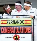  ??  ?? Alonso, Boullier e Button con la fascia da samurai per i 250 GP di Fernando