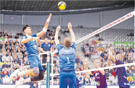  ?? FOTO: GÜNTER KRAM ?? Immer öfter sind die Zuschauerr­änge der ZF Arena, in der die Bundesliga-Volleyball­er des VfB Friedrichs­hafen ihre Heimspiele bestreiten, nur spärlich gefüllt.