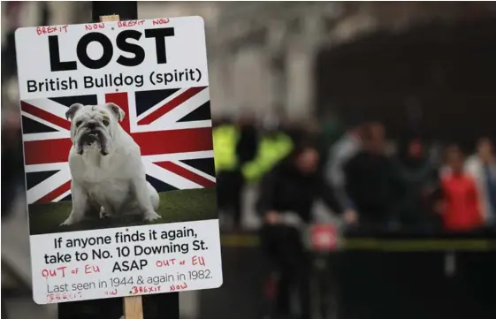  ?? AP ?? En principio, Reino Unido debía salir de la Unión Europea el pasado 29 de marzo, pero la premier Theresa May negoció una prórroga para este 12 de abril. En la foto, un afiche con un mensaje crítico de la actuación de May en relación con este asunto.