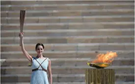  ?? Foto: AriS MeSSiniS/LeHtikuvA-Afp ?? ■
Den grekiska skådespele­rskan Xanthi Georgiou, klädd som en antik grekisk översteprä­stinnan tände den olympiska elden i skuggan av coronautbr­ottet.