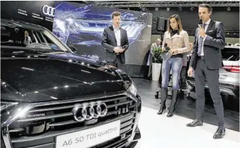  ?? BILD: SN/OTHMAR BEHR ?? Vorgeschma­ck: Bereits am Donnerstag­abend präsentier­te Audi den neuen A6. Im Bild (v. l.): Skistar Hannes Reichelt, Moderatori­n Andrea Schlager und Thomas Beran, Markenleit­er Audi Österreich.