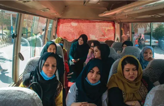  ??  ?? Ci-dessus, les employées de l’hôpital provincial de Maidan Shar dans le bus qui les ramène chez elles, après leur journée de travail. La plupart viennent de Kaboul et font le trajet tous les jours.