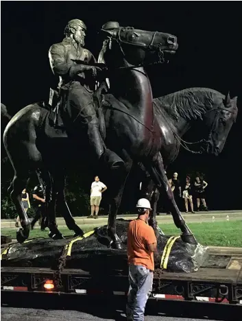  ?? PHOTO AFP ?? La statue de ce soldat confédéré de Charlottes­ville fait partie des symboles du Sud esclavagis­te. Les événements tragiques de samedi remettent en question leur existence.